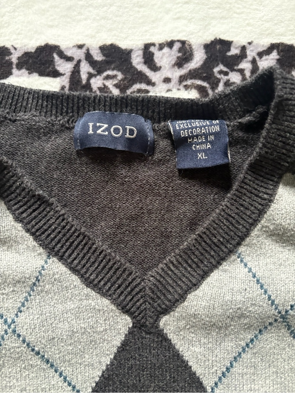 IZOD Men’s Gray Argyle V-Neck Sweater Size Men’s XL - Picture 3 of 3
